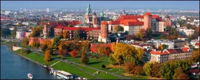 Cette grande ville de 750 000 habitants, sur la Vistule, est l'ancienne capitale de la Pologne. Elle est restée une métropole culturelle et religieuse. Quelle est cette ville ?