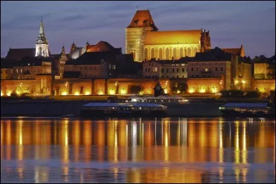 Cette ville de 200 000 habitants, sur la Vistule, est née d'un château des chevaliers Teutoniques. C'est aussi la ville natale de Nicolas Copernic. Quel est son nom ?