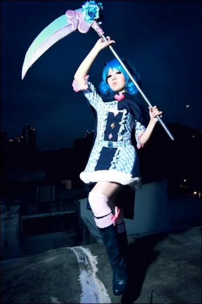 Qui est cette jeune fille avec une faux ?