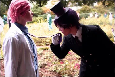 Comment s'appelle le personnage de gauche ?