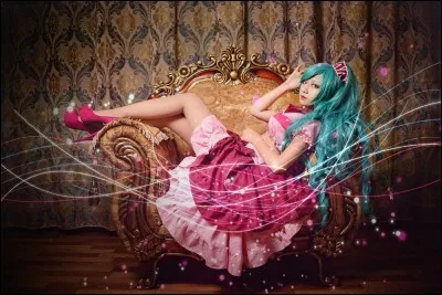 Comment s'appelle cette femme ?