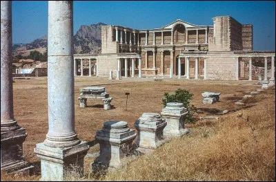 Toutes ces conquêtes avaient rendu Sardes très florissante et attirait nombre de sages parmi lesquels Solon qui, ayant formé un corps de lois pour les Athéniens, était parti en voyage pendant 10 ans. Crésus, l'accueillant sans cérémonie, non peu fier de lui dévoiler ses nombreux trésors et le flattant sur son goût pour les voyages, ne se retient pas de lui poser cette question :