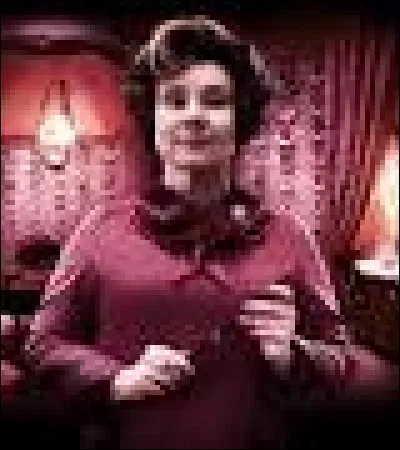 La jeune femme tout en rose s'appelle Dolores Ombrage.