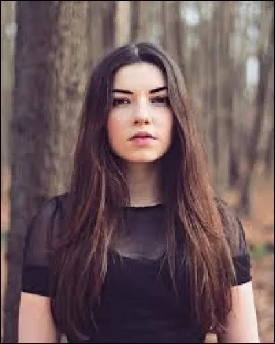 Qui est cette YouTubeuse ?