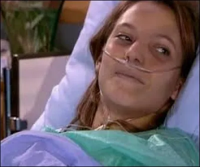 Lequel de ces personnages n'était pas présent au réveil d'Estelle à l'hôpital ?