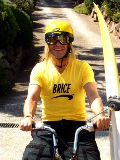 Lors de sa "yellow", il fait un kass contre kass mais qu'est-ce qui est écrit sur le front du premier candidat ?