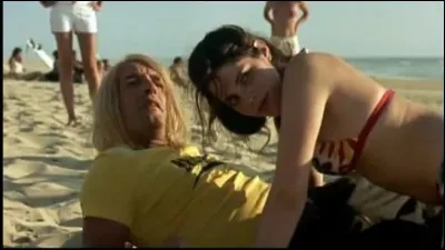 Quand il rencontre Igor d'Hossegor, de quelle couleur est l'équipement de surf d'Igor ?