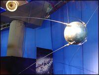 Quel a t le premier satellite artificiel en orbite autour de la terre ?