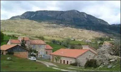 Petit village azur&eacute;en de 65 habitants, dans l'arrondissement de Digne-les-Bains, Le Castellard-M&eacute;lan se situe dans le d&eacute;partement ...