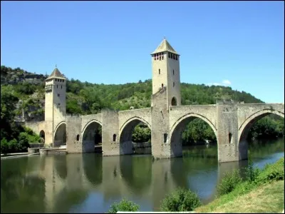 Egalement connu sous le nom de "pont du Diable", solidement protégé il enjambe le Lot.