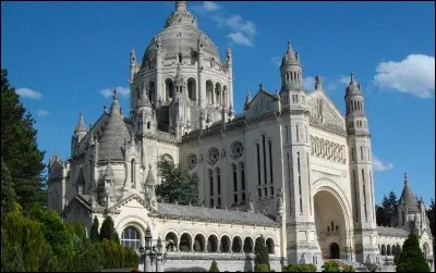 Erigé à partir de 1929, c'est un haut lieu de Pèlerinage en France.