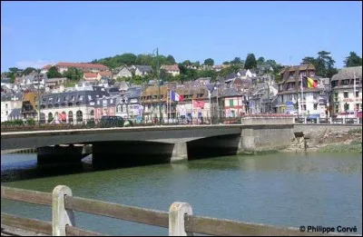 Enjambant la Touques, ce pont relie Deauville à Trouville.