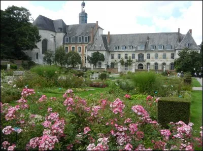 Rattaché à l'abbaye de Citeaux, c'est un édifice religieux cistercien célèbre pour ses jardins.