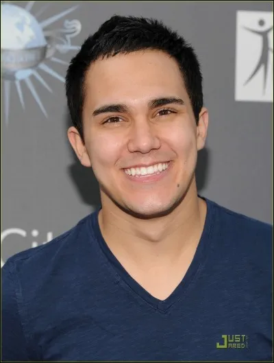 Carlos est amoureux de :