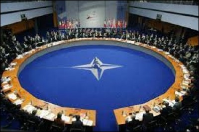 Politique - Sous quelle présidence la France s'est-elle retirée du commandement intégré de l'OTAN ?