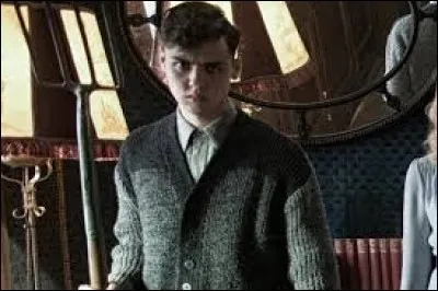 Qui est ce garçon maniant les autres comme des marionnettes ?