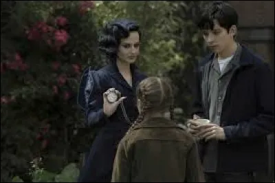 Quand Miss Peregrine remonte-t-elle le temps ?