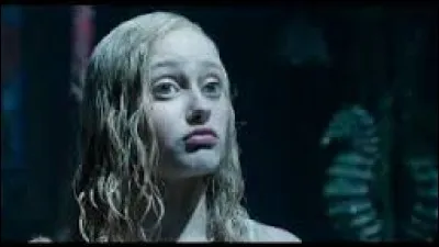 Qu'arrive-t-il si elle enlève ses chaussures et qu'on ne la tient pas ?