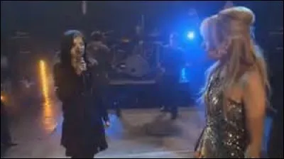 A quel type de soirée participe-t-elle à la fin ?