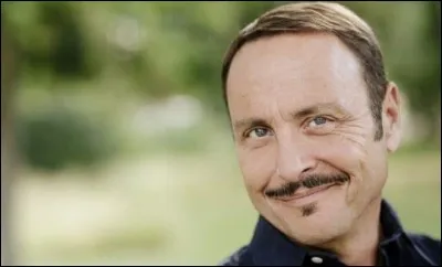 Trouvez les initiales de cette personne et ensuite la phrase qu'elles peuvent compléter.