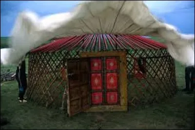 "Y" comme la première lettre du nom de cette fameuse habitation traditionnelle, couramment utilisée par certains peuples nomades d'Asie centrale. Cela s'écrit ...