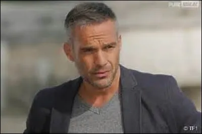 Comment se prénomme le commandant Rocher ?