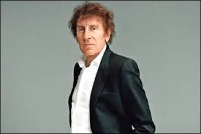 Comment est la foule d'après une chanson d'Alain Souchon ?