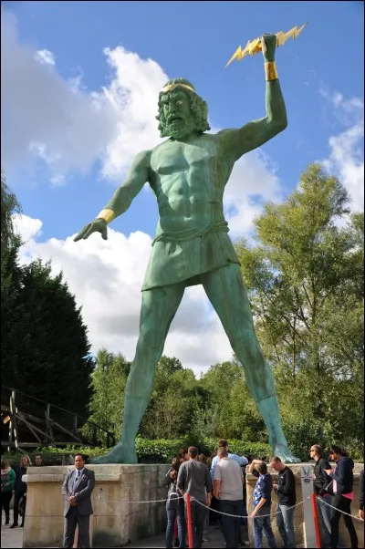 Quelle est la particularité de l'attraction Tonnerre de Zeus ?