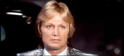 Trouvez les initiales de cette personne et ensuite ce qu'elles peuvent désigner.