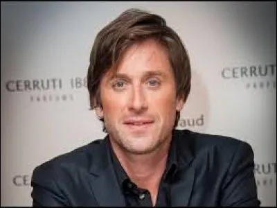 Trouvez les initiales de cette personne et ensuite ce qu'elles peuvent désigner.