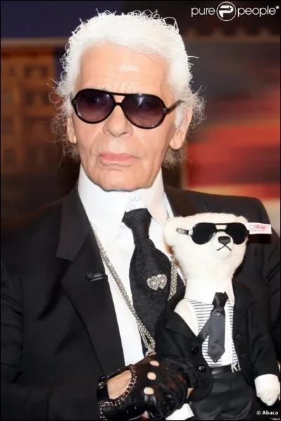 Trouvez les initiales de cette personne et ensuite ce qu'elles peuvent désigner.