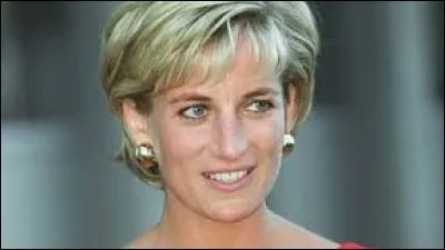 Trouvez les initiales de cette personne et ensuite ce qu'elles peuvent désigner.