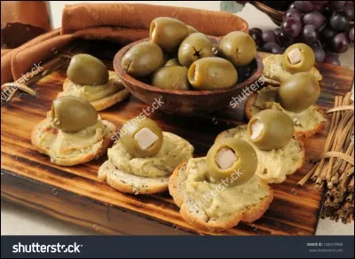 Pour accompagner cet apéritif festif, j'ai préparé des toasts et autres amuse-bouches, notamment des olives. Quelle astuce permet de dénoyauter des olives quand on n'a pas de dénoyauteur ?