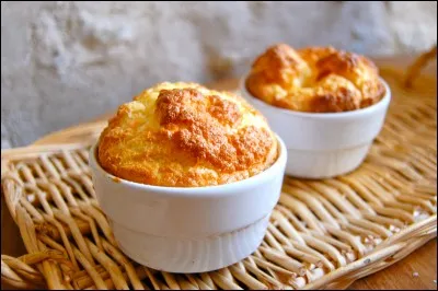 Bon, passons à table ! Je vous propose en entrée un soufflé au fromage mais j'ai peur qu'il ne retombe. Quelle astuce permet au soufflé de ne pas retomber trop vite ?