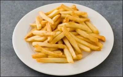 Tout cela accompagné de frites. Eh oui, la corvée de pommes de terre est pour moi. Mais comment faire pour qu'elles ne noircissent pas avant la cuisson ?