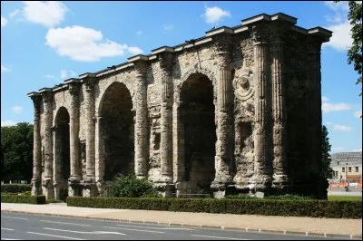 La "Porte de Mars" est un arc de triomphe monumental, transformé ensuite en porte de la ville, élevé à la fin du IIe siècle. Dans quelle ville française le trouve-t-on ?
