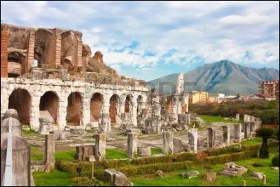 Ce grand amphithéâtre a été construit à la fin de la République, puis restauré et embelli sous l'Empire. Il se trouve dans une ville du Sud de l'Italie. Laquelle ?
