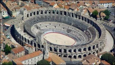 Cet amphithéâtre, construit au Ier siècle, abrite aujourd'hui de nombreux spectacles. Il se trouve dans une ville française. Laquelle ?