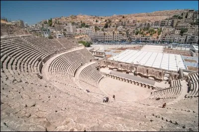 Ce théâtre, construit au IIe siècle, se trouve dans une capitale du Proche-Orient. Laquelle?