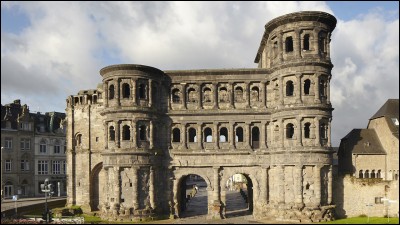 Cette ancienne porte d'entrée de la ville romaine, appelée aujourd'hui "Porta Nigra" se trouve dans une ville allemande. Quelle est cette ville ?