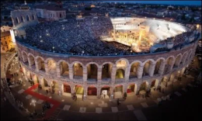 Cet amphithéâtre, construit au début du Ier siècle, pouvait accueillir 30 000 spectateurs. Aujourd'hui utilisé pour des concerts, il se trouve dans une ville italienne. Laquelle ?
