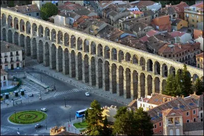 Cet aqueduc, sans doute construit sous le règne de l'empereur Claude, long de près de 900 mètres et haut de 28, se trouve dans une ville espagnole. Laquelle ?