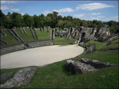 Cet amphithéâtre, construit sous le règne de Tibère dans une ville de la Gaule aquitaine, pouvait accueillir 12 à 15 000 spectateurs. Dans quelle ville française se trouve-t-il ?