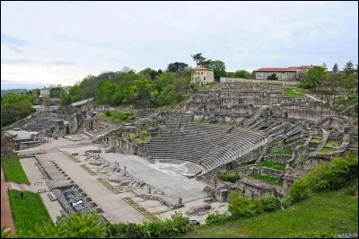 Ce théâtre a été construit, adossé à sa colline, sous Auguste. Il pouvait accueillir près de 10 000 spectateurs. Dans quelle grande ville française se trouve-t-il ?
