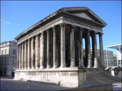 Ce temple dédié au culte impérial a été construit au Ier siècle sur la forum. Il se trouve aujourd'hui dans une ville du sud de la France. De quelle ville s'agit-il ?