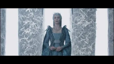 Cette photo montre la reine...