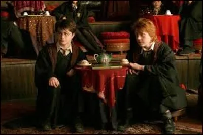 Que lit Ron dans la tasse de thé de Harry lors du cours de divination ?