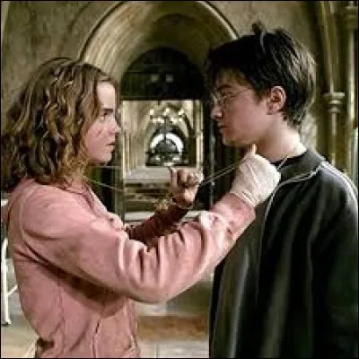 Quelle heure est-il lorsque Ron, Hermione, Harry et Dumbledore sont à l'infirmerie, juste avant qu'Hermione n'utilise son sablier ?