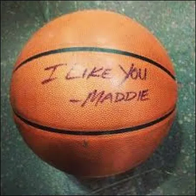 À qui Maddie offre-t-elle ce ballon ?