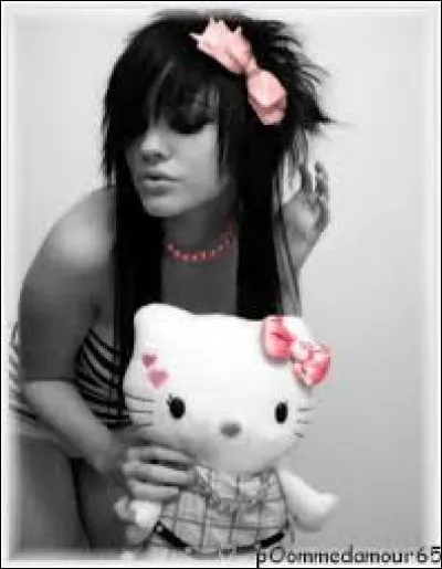 Tes parents ont des problèmes financiers, ils veulent que tu aies un travail de côté qui t'attends au cas où. Tu...